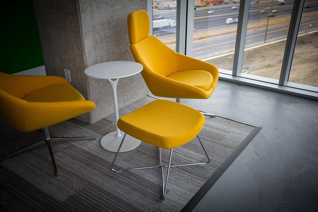 žluté židle